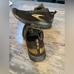 Brooks Levitate - Black and Gold - Size 11